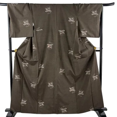 紬 身丈163cm 裄丈67.5cm L 袷 やまと うさぎ 花びら 焦茶色 正絹 名品 中古 在庫一掃