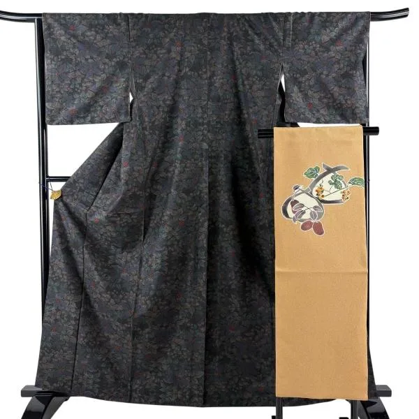 美品 紬 身丈164.5cm 裄丈64.5cm M 袷 名古屋帯セット 葉と実 万寿菊 墨色 正絹 秀品 中古
