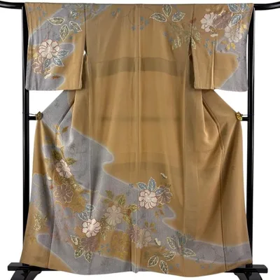 美品 訪問着 身丈159.5cm 裄丈65.5cm M 袷 落款あり 草花 ヱ霞 金彩 縮緬 薄黄土色 正絹 名品 中古