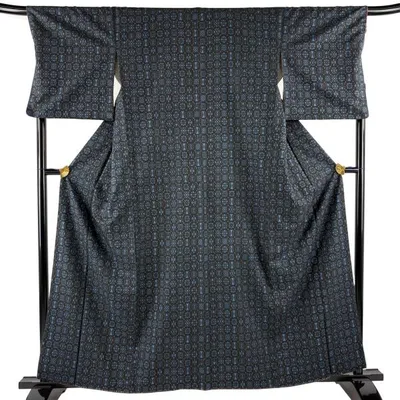 紬 身丈160cm 裄丈68.5cm L 袷 幾何学模様 花 青黒 正絹 優品 中古