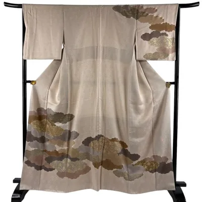 美品 訪問着 身丈165cm 裄丈65.5cm M 袷 藤井寛 落款あり 雲文 草花 金糸 金彩 ピンクベージュ 正絹 逸品 中古