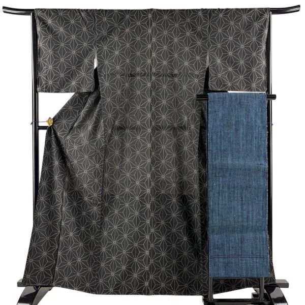 美品 紬 身丈163.5cm 裄丈65.5cm M 袷 名古屋帯セット 麻の葉 墨色 正絹 秀品 中古