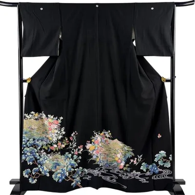 黒留袖 身丈163.5cm 裄丈65cm M 袷 落款あり 建物 草花 黒 正絹 秀品 中古