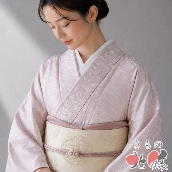 特選 色無地 お召し 着物 未使用 正絹 袷 紋なし カジュアル 地模様 花唐草模様 桃花色 身丈158cm 裄65.5cm M きもの北條 A1411-2