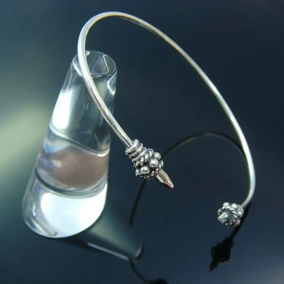 シルバー925 槍のようなシルバーの装飾が美しいシルバーバングル silver925 シルバーアクセサリー メンズ mens