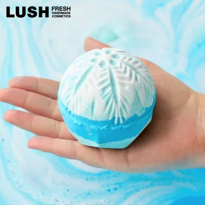 LUSH スノードリフト バスボム 入浴剤 クリスマス 数量限定 ギフト プレゼント 雪景色 ラメ キラキラ お風呂 保湿 爽やか 香り ラッシュ 公式