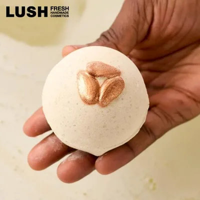 LUSH スーパーミルキー バスボム 入浴剤 泡風呂 ココナツ メイチャン バニラ 自然派 プレゼント ラッシュ 公式