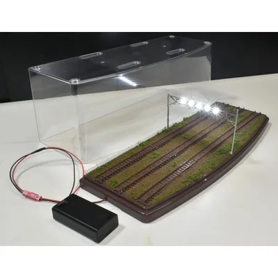 【10月の大特価】鉄道模型 ジオラマ展示台 Nゲージ用 ケース付 3線架線柱ヤード灯LED照明付(34x13xH13cm)
