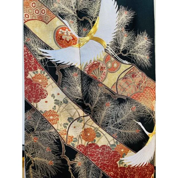 着物 黒留袖 正絹 / 黒色系 ブラック系 / 草花文 鶴 五つ紋 身丈約160.5cm 裄丈約65cm 袖幅49cm 後幅29cm 前幅23.5cm TCS着物 W43