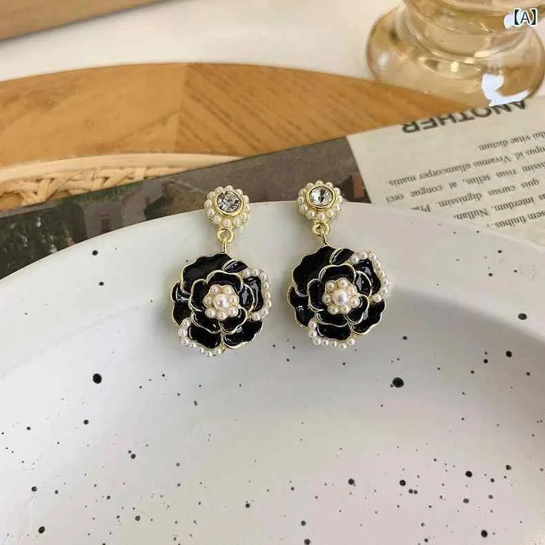 ピアス 山茶花 フラワー モチーフ レディース アクセサリー 立体 顔周り 華やか 高見え スタッドピアス 樹脂ポスト 存在感 大ぶり お呼ばれ 結婚式 二次会 フォーマル 普段使い パーティー 卒園式 入園式 卒業式 入学式 謝恩会 女子会 デ