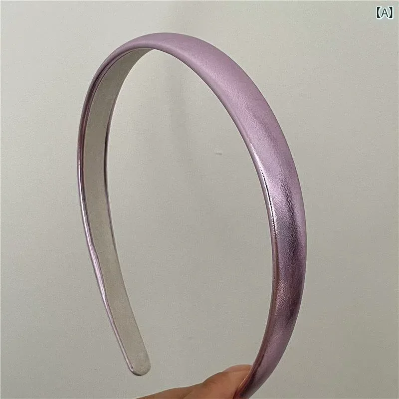 カチューシャ ヘアアクセサリー レディース レザー 幅広 フェイクレザー 艶あり 小顔 痛くない 安定感 まとめ髪 シンプル 無地 フォーマル 結婚式 お呼ばれ オフィス デイリー カジュアル 普段使い 髪留め 髪飾り 披露宴 二次会 パーティー ギフト