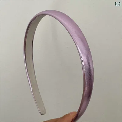 カチューシャ ヘアアクセサリー レディース レザー 幅広 フェイクレザー 艶あり 小顔 痛くない 安定感 まとめ髪 シンプル 無地 フォーマル 結婚式 お呼ばれ オフィス デイリー カジュアル 普段使い 髪留め 髪飾り 披露宴 二次会 パーティー ギフト