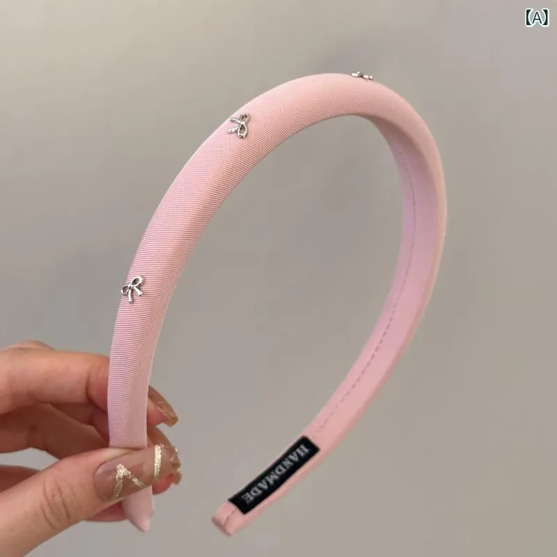 カチューシャ リボン ヘアアクセサリー 幅広 センターリボン 小顔見せ 厚型 大人かわいい まとめ髪 デイリー ヘアバンド 無地 シンプル スタイルアップ 髪留め 髪飾り カジュアル 質感 安定感 使いやすい 普段使い 二次会 パーティー 発表会